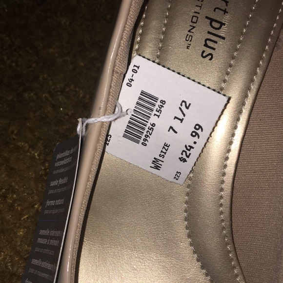 NWT- cream high heels - Picture 3 of 3